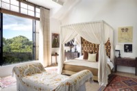 Four poster bed and daybed in bedroom with garden view